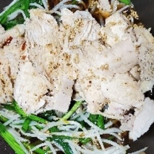 蒸し鶏と白胡麻たっぷりドレッシング